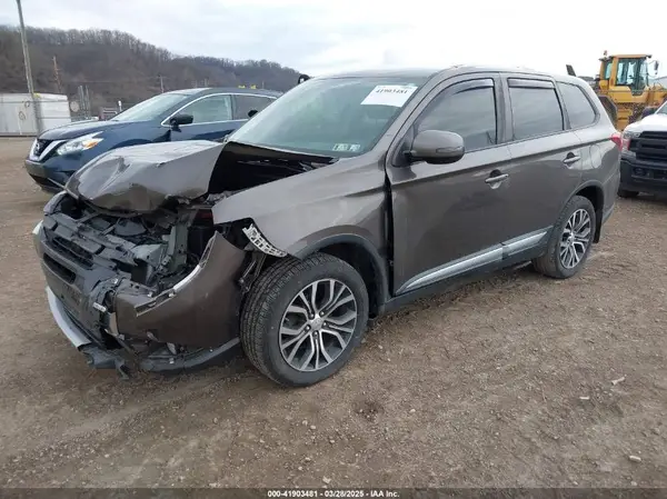 JA4AZ3A37HZ031879 2017 MITSUBISHI OUTLANDER - Image 2