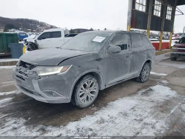 JA4AZ3A37HZ050514 2017 MITSUBISHI OUTLANDER - Image 2