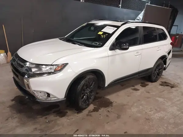 JA4AZ3A37JZ020421 2018 MITSUBISHI OUTLANDER - Image 2