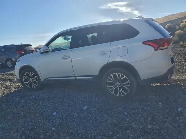 JA4AZ3A37JZ036313 2018 MITSUBISHI OUTLANDER - Image 2