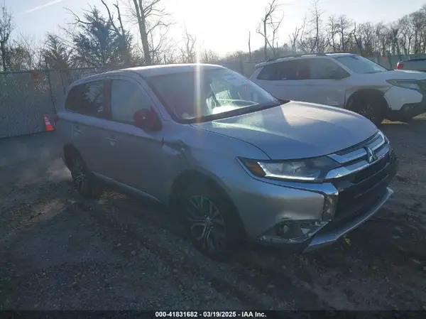 JA4AZ3A37JZ039633 2018 MITSUBISHI OUTLANDER - Image 1