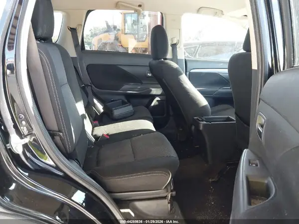 JA4AZ3A37JZ057517 2018 MITSUBISHI OUTLANDER - Image 8