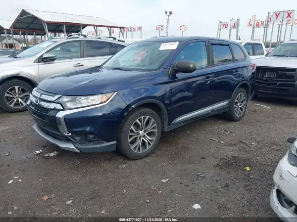 JA4AZ3A37JZ057615 2018 MITSUBISHI OUTLANDER - Image 2