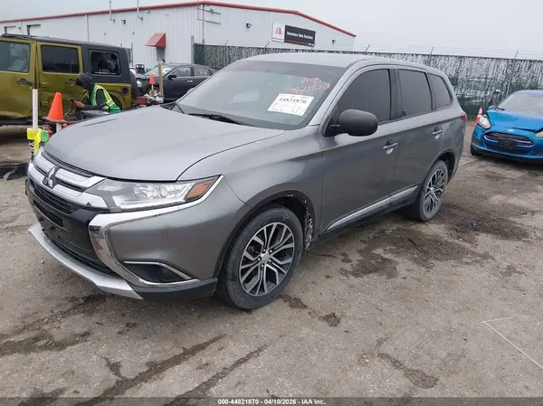 JA4AZ3A37JZ058134 2018 MITSUBISHI OUTLANDER - Image 2