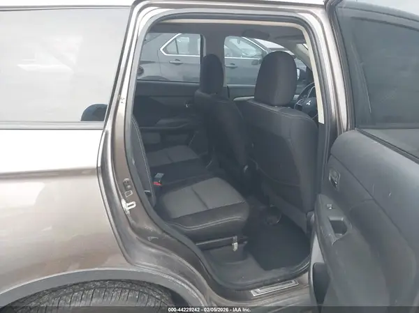 JA4AZ3A38GZ052352 2016 MITSUBISHI OUTLANDER - Image 8