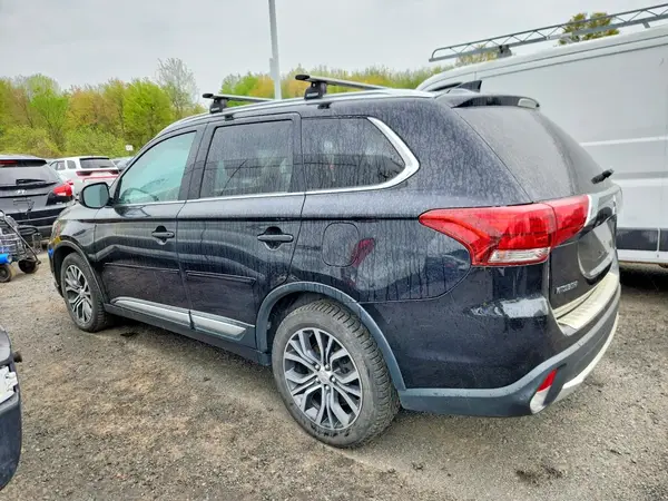 JA4AZ3A38HZ063417 2017 MITSUBISHI OUTLANDER - Image 2