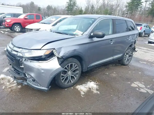 JA4AZ3A38JJ003545 2018 MITSUBISHI OUTLANDER - Image 2