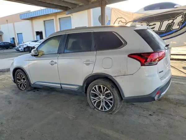 JA4AZ3A38JZ001733 2018 MITSUBISHI OUTLANDER - Image 2