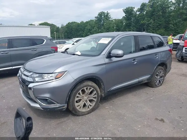JA4AZ3A38JZ008648 2018 MITSUBISHI OUTLANDER - Image 2