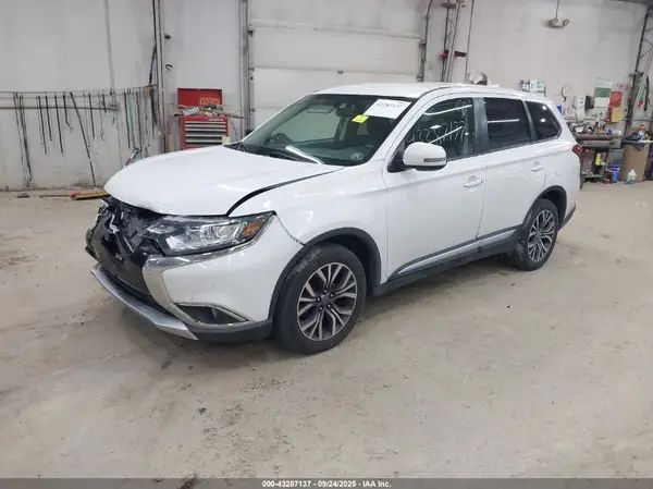 JA4AZ3A38JZ010688 2018 MITSUBISHI OUTLANDER - Image 2