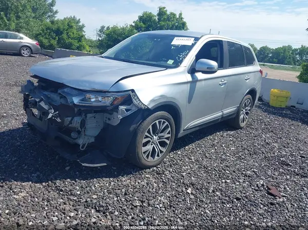 JA4AZ3A38JZ011842 2018 MITSUBISHI OUTLANDER - Image 2