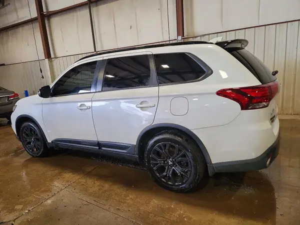 JA4AZ3A38JZ020413 2018 MITSUBISHI OUTLANDER - Image 2