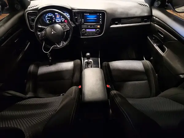 JA4AZ3A38JZ020413 2018 MITSUBISHI OUTLANDER - Image 8