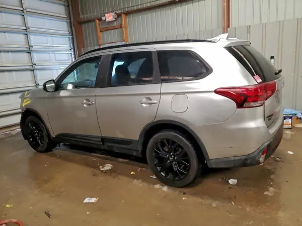 JA4AZ3A38JZ022193 2018 MITSUBISHI OUTLANDER - Image 2