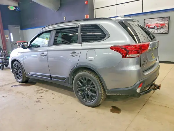 JA4AZ3A38JZ031038 2018 MITSUBISHI OUTLANDER - Image 2