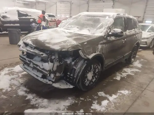 JA4AZ3A38JZ032769 2018 MITSUBISHI OUTLANDER - Image 2