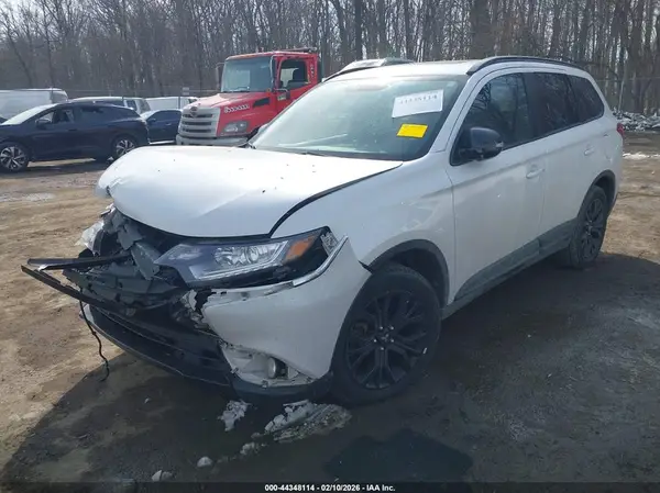 JA4AZ3A38JZ033050 2018 MITSUBISHI OUTLANDER - Image 2
