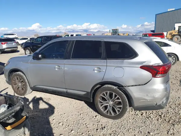 JA4AZ3A38JZ040077 2018 MITSUBISHI OUTLANDER - Image 2