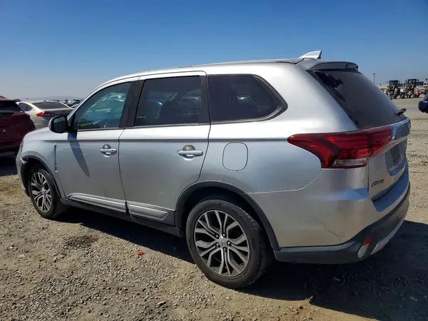 JA4AZ3A38JZ055386 2018 MITSUBISHI OUTLANDER - Image 2