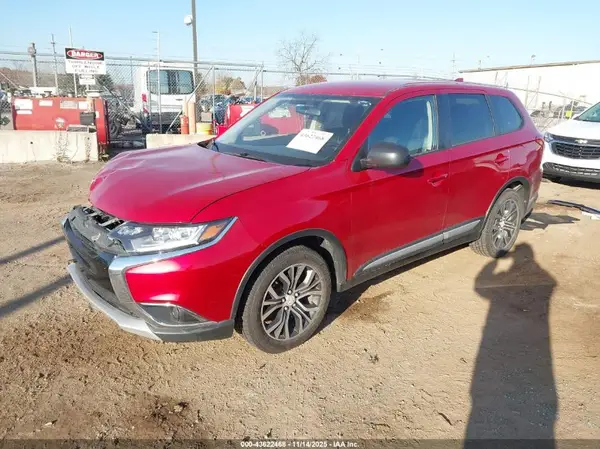JA4AZ3A38JZ056618 2018 MITSUBISHI OUTLANDER - Image 2