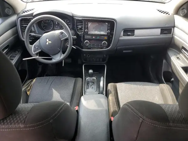 JA4AZ3A38JZ057641 2018 MITSUBISHI OUTLANDER - Image 8