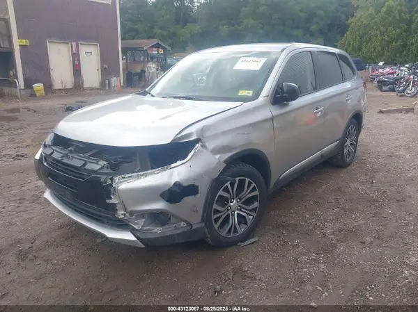 JA4AZ3A38JZ057722 2018 MITSUBISHI OUTLANDER - Image 2