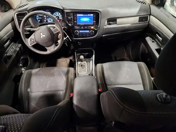 JA4AZ3A38JZ061303 2018 MITSUBISHI OUTLANDER - Image 8