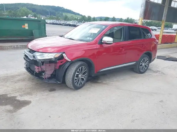 JA4AZ3A38JZ070924 2018 MITSUBISHI OUTLANDER - Image 2