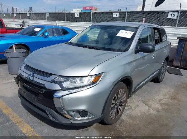 JA4AZ3A38LZ027560 2020 MITSUBISHI OUTLANDER - Image 2