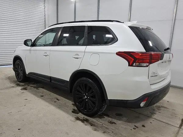 JA4AZ3A38LZ035688 2020 MITSUBISHI OUTLANDER - Image 2