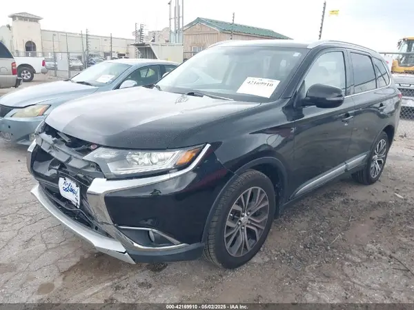 JA4AZ3A39HZ012198 2017 MITSUBISHI OUTLANDER - Image 2