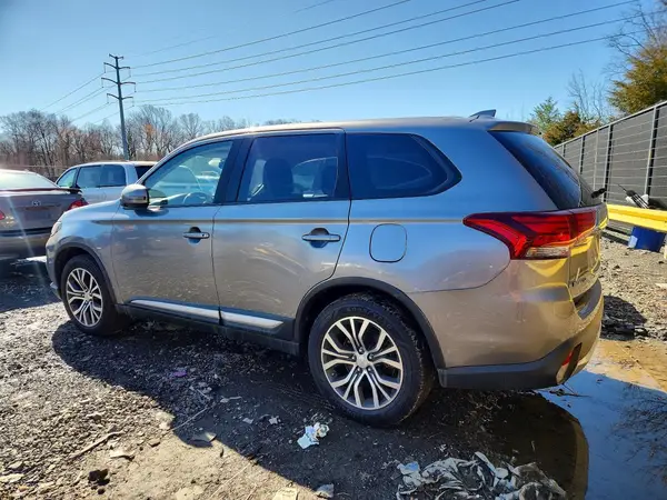 JA4AZ3A39HZ050823 2017 MITSUBISHI OUTLANDER - Image 2