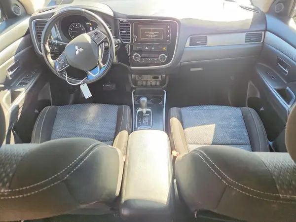 JA4AZ3A39HZ050823 2017 MITSUBISHI OUTLANDER - Image 8
