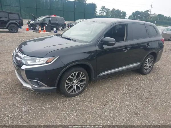 JA4AZ3A39JJ003666 2018 MITSUBISHI OUTLANDER - Image 2