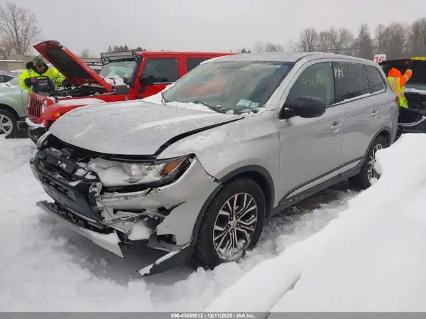 JA4AZ3A39JJ005501 2018 MITSUBISHI OUTLANDER - Image 2