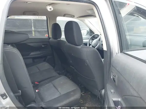 JA4AZ3A39JJ006423 2018 MITSUBISHI OUTLANDER - Image 8
