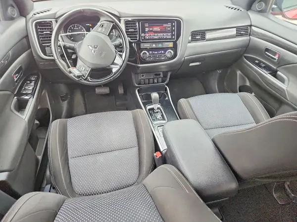 JA4AZ3A39JZ018685 2018 MITSUBISHI OUTLANDER - Image 8