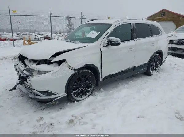JA4AZ3A39JZ022042 2018 MITSUBISHI OUTLANDER - Image 2