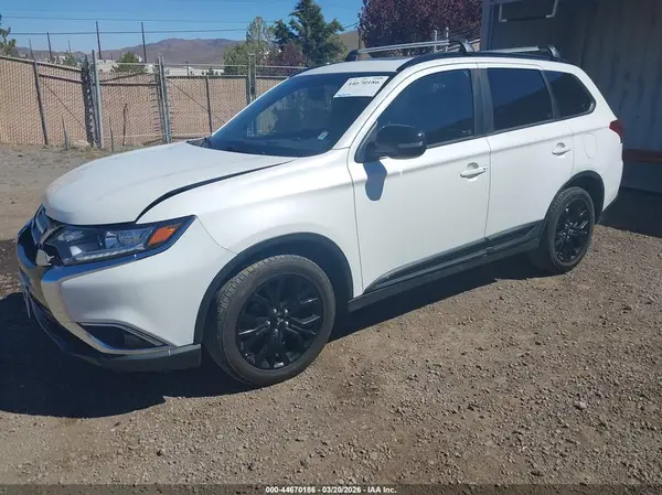 JA4AZ3A39JZ024504 2018 MITSUBISHI OUTLANDER - Image 2