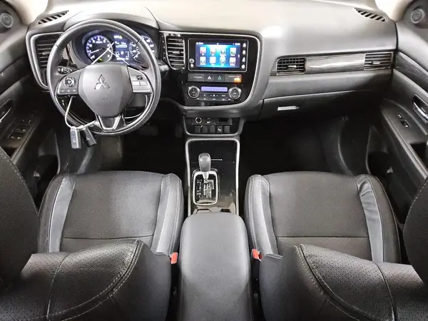 JA4AZ3A39JZ025216 2018 MITSUBISHI OUTLANDER - Image 8