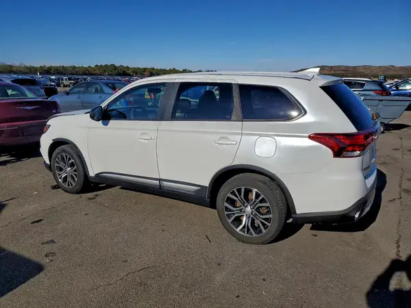 JA4AZ3A39JZ035115 2018 MITSUBISHI OUTLANDER - Image 2