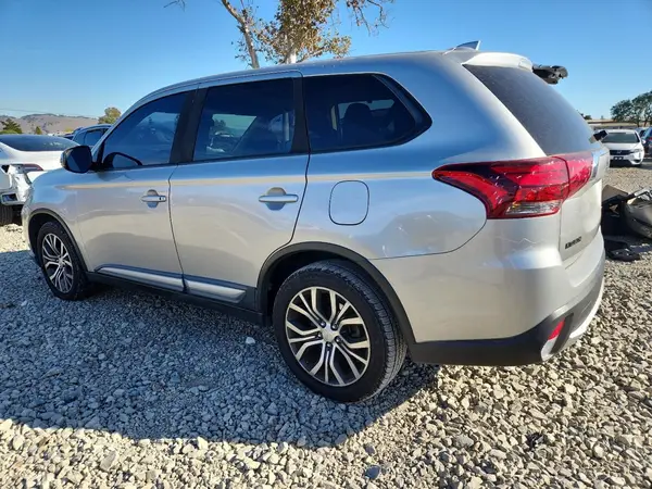 JA4AZ3A39JZ040959 2018 MITSUBISHI OUTLANDER - Image 2