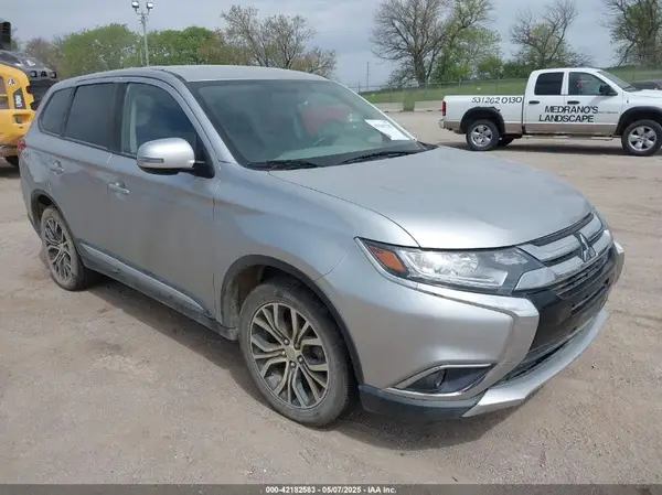 JA4AZ3A39JZ042985 2018 MITSUBISHI OUTLANDER - Image 1