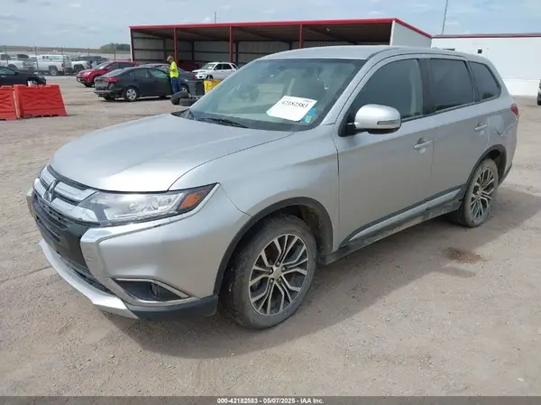 JA4AZ3A39JZ042985 2018 MITSUBISHI OUTLANDER - Image 2