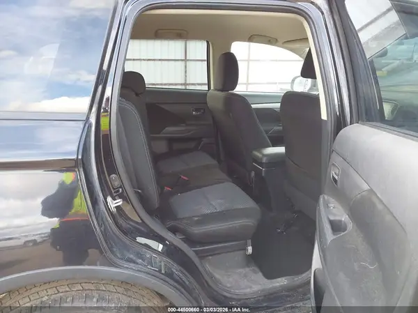 JA4AZ3A3XJJ002820 2018 MITSUBISHI OUTLANDER - Image 8
