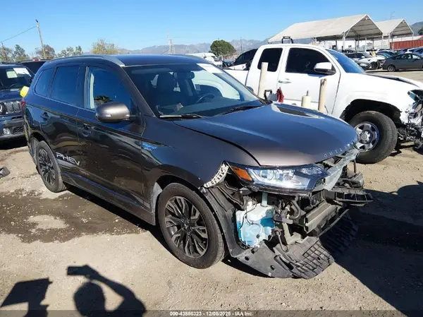 JA4J24A50JZ071836 2018 MITSUBISHI OUTLANDER - Image 1
