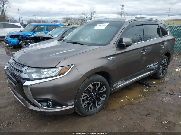 JA4J24A51JZ031006 2018 MITSUBISHI OUTLANDER - Image 2