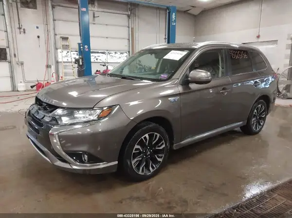 JA4J24A5XJZ027617 2018 MITSUBISHI OUTLANDER - Image 2