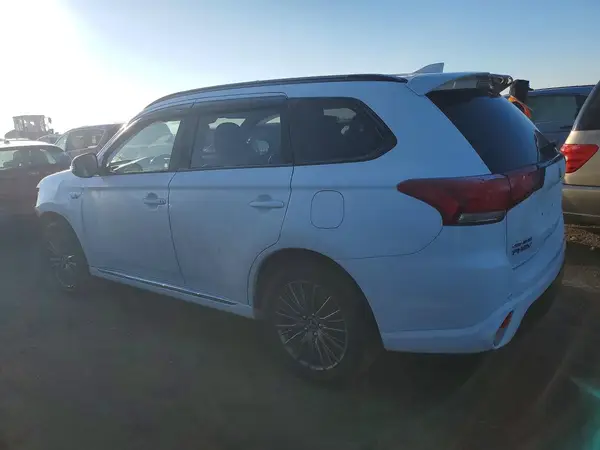 JA4J2VA7XNZ021121 2022 MITSUBISHI OUTLANDER - Image 2