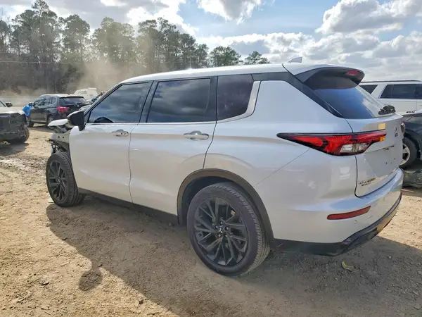 JA4J3UA82PZ030334 2023 MITSUBISHI OUTLANDER - Image 2